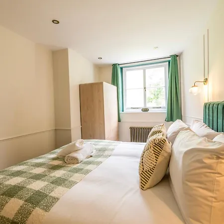 Caledonia Place With Parking By Prescott * Bristol
