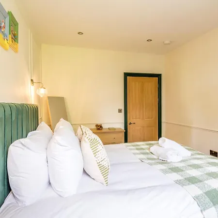 Caledonia Place With Parking By Prescott * Bristol