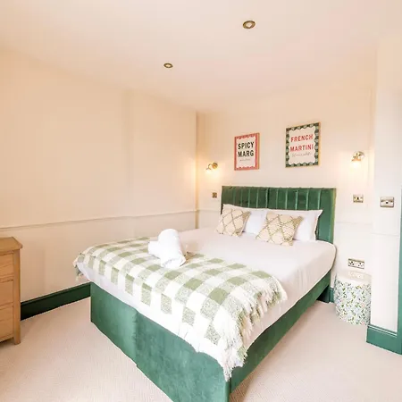 Caledonia Place With Parking By Prescott * Bristol