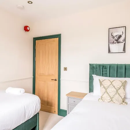 Caledonia Place With Parking By Prescott * Bristol
